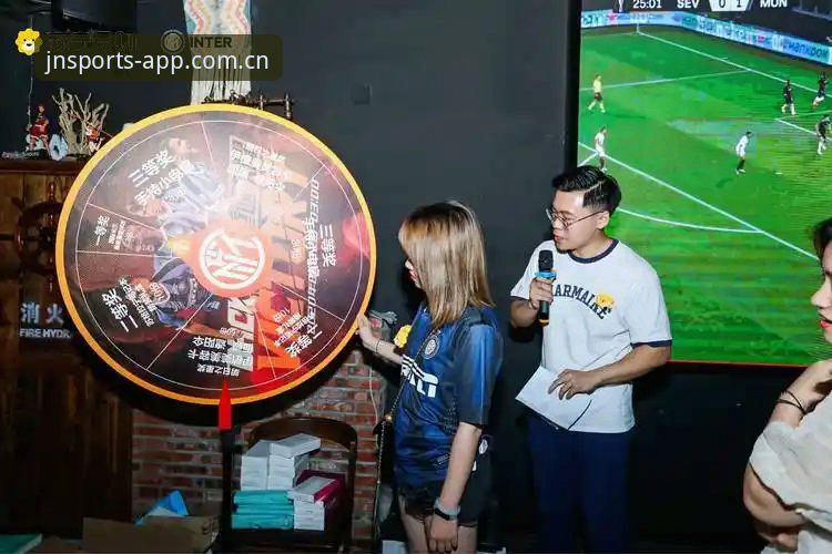 江南运动鞋最新款 资深球迷吴凯分享:用江南体育app解锁欧联杯决赛的深度观赛体验